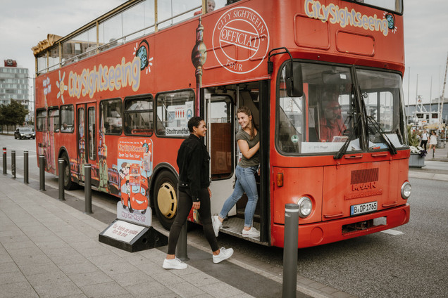 Zwei Frauen steigen in den Hop-on Hop-off Bus
