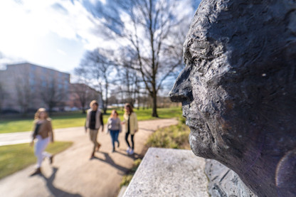 Kluge Köpfe neu entdeckt. Erleben Sie eine Stadtführung entlang der Wirkung- und Erinnerungsstätten vieler Erfinder, Entdecker und anderer kreativer Köpfe in Kiel.