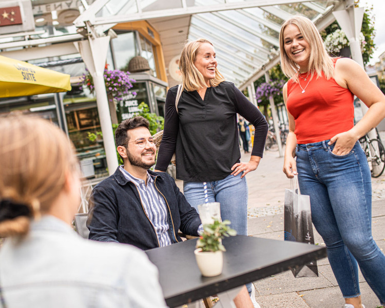  <a href="/kieler-foerde-entdecken/shopping/holtenauer-strasse">Hier lässt es sich auch hervorragend bummeln: Holtenauer Straße. </a>