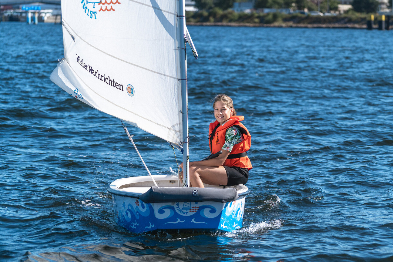 Mädchen beim Opti-Segeln