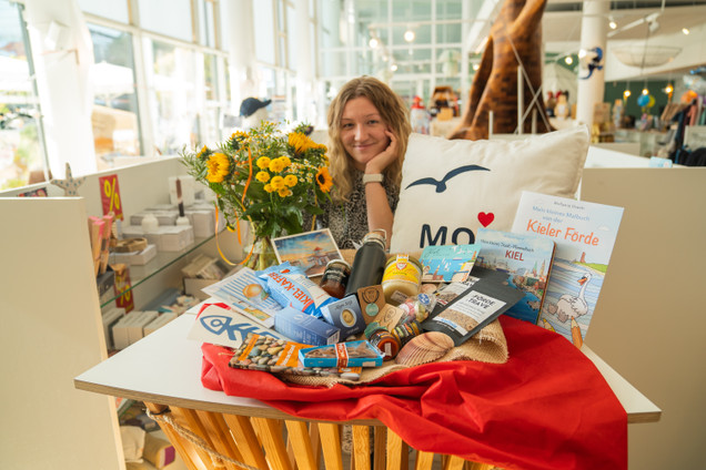 Zwei Frauen steigen in den Hop-on Hop-off Bus