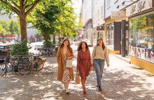Drei Frauen shoppen in der Holtenauer Straße