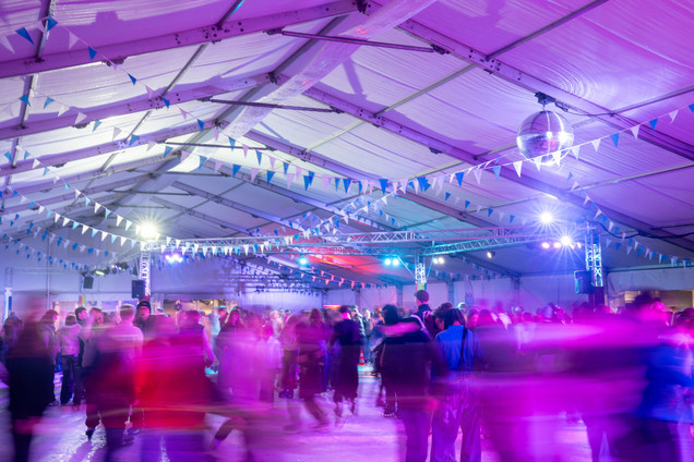 Mit Menschen gefüllte Eisfläche beim Stadtwerke Eisfestival