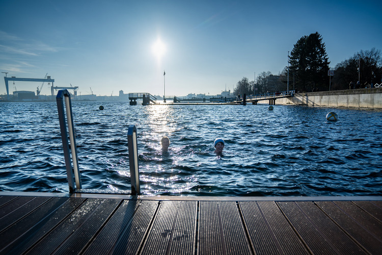  Winter swimming: beaches and bathing spots<br><br>Swimming in winter temperatures: also possible at the bathing jetty on the Kiellinie.&nbsp;