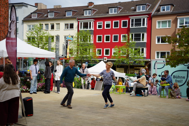 Tanzende Menschen vor der Ansgarkirche in Kiel