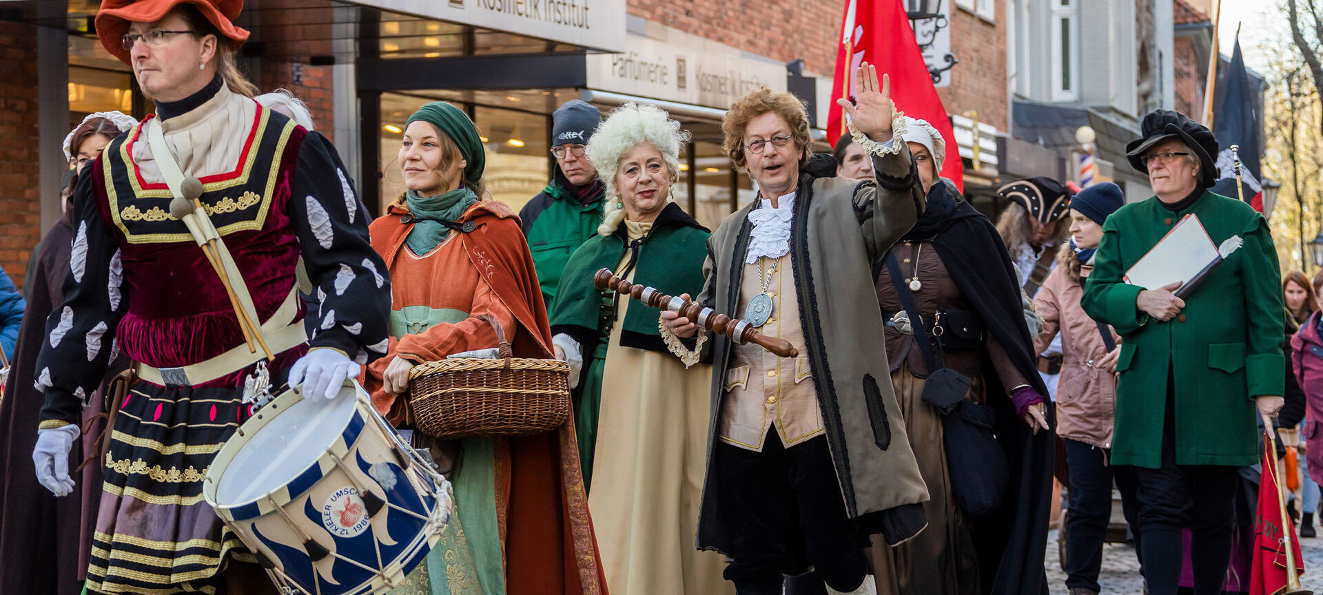 Viele Verkleidete Menschen laufen durch die Innenstadt