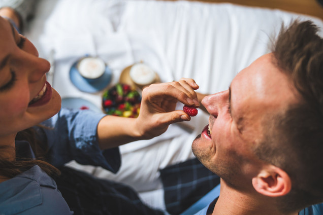 Pärchen füttert sich gegenseitig
