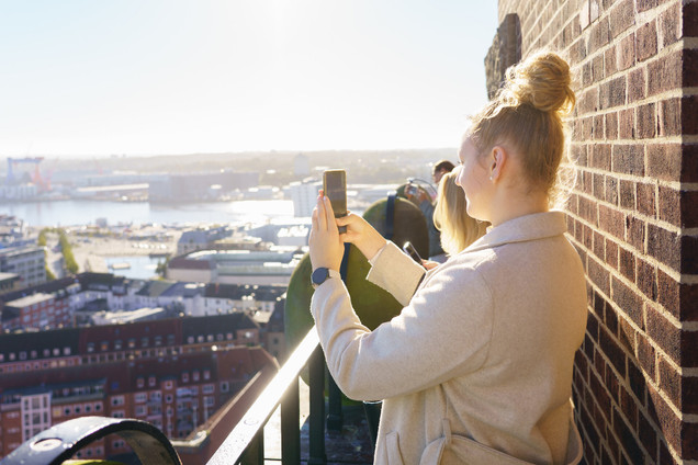 Personen auf dem Kieler Rathausturm mit Blick über die Dächer Kiels