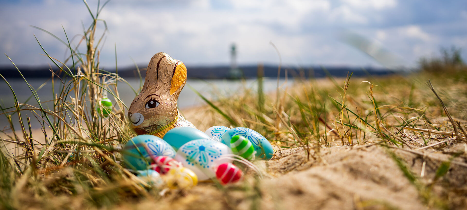 Zwei Hände stoßen mit Sektgläsern an