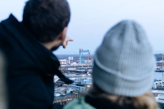 Mann und Frau genießen den Ausblick über Kiel vom Rathausturm aus