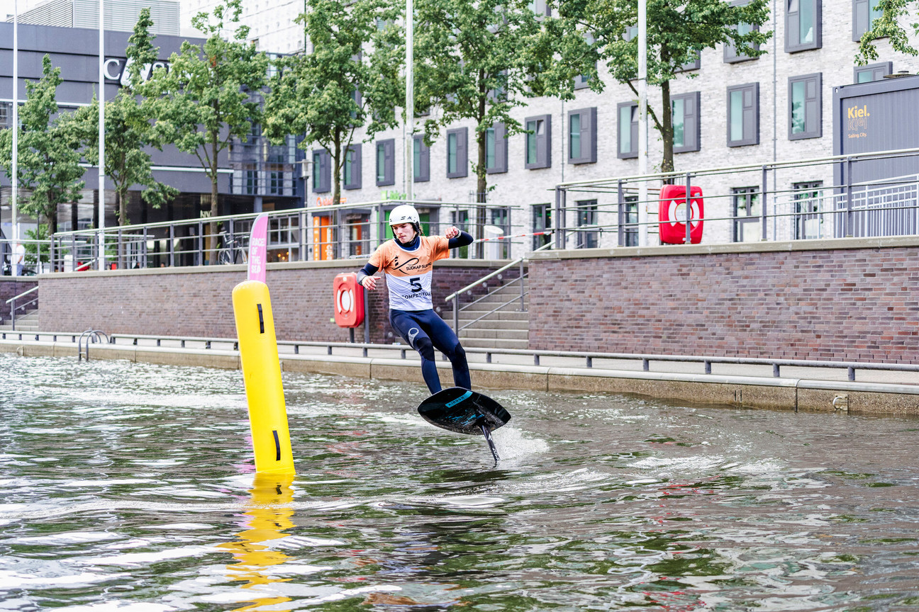 Wingfoiling im Bootshafen