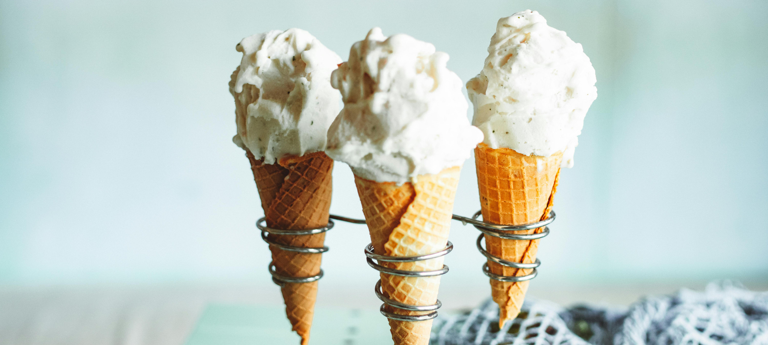 Eine Familie mit Kind bestellt ein Eis in der Eisdiele